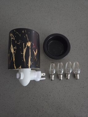 Amazon Essentials Black and Gold Plug-In Wax Melt Warmer Night Light